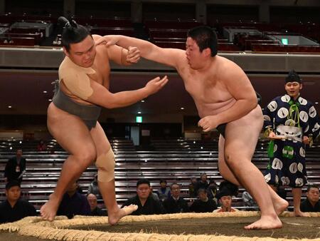 千代琉聖（左）を破った旭轟星（撮影・持木克友）