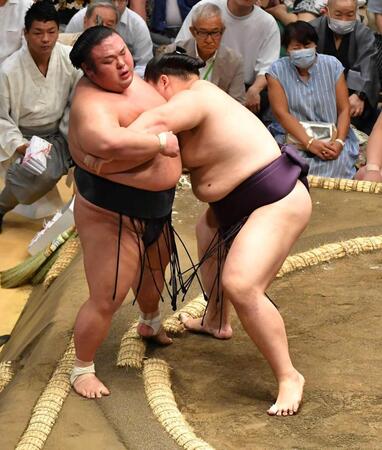 王鵬（右）に寄り切りで敗れた貴景勝＝２０２４年９月
