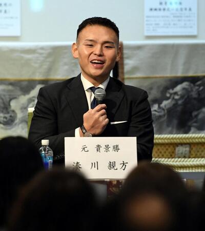 トークショーで笑顔を見せる湊川親方（撮影・佐藤厚）