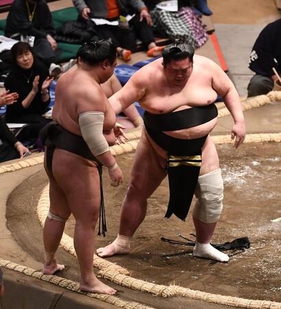 英乃海（左）を寄り切りで破った剣翔（撮影・園田高夫）