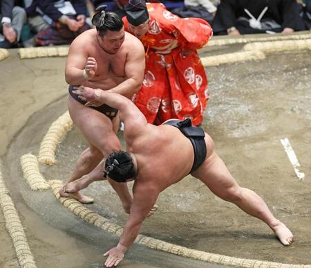 霧島（左）が突き落としで伯乃富士を下す