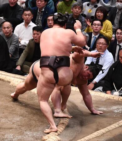 　霧島の突き落としで敗れた伯乃富士（右）＝撮影・園田高夫