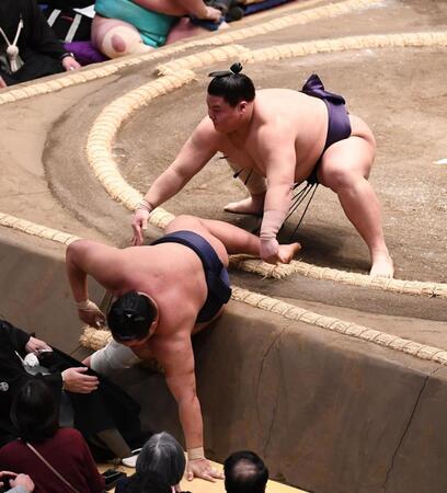 豊昇龍（下）を寄り切り大金星を挙げた義ノ富士＝両国国技館（撮影・園田高夫）