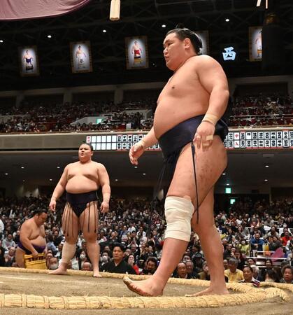 義ノ富士（左）に寄り切りで敗れた豊昇龍（撮影・持木克友）