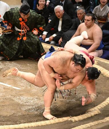 　高安（左）はかいなひねりで大栄翔を破る