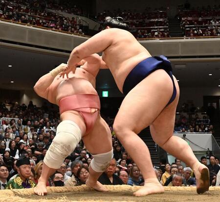 宇良（左）を押し倒しで下す大の里（撮影・持木克友）