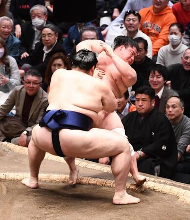 取り直しの１番で大の里に押し倒される宇良（撮影・園田高夫）