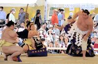 長男・照務甚（てむじん）くんの前で横綱土俵入りを行う照ノ富士＝２０２４年４月