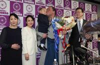 花束を届けた愛息・照務甚くんにキスする照ノ富士。（左から）母・オヨンエルデネさん、ツェグメド・ドルジハンド夫人。右は伊勢ケ浜親方＝２０２５年１月