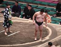 勝ち名乗りを受けず早々に土俵下へ行こうとする旭轟星（右）＝撮影・園田高夫