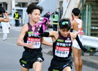 ２区の上原琉翔（右）にたすきをつなぐ国学院大・青木瑠郁＝１月２日