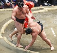 霧島（左）が突き落としで伯乃富士を下す