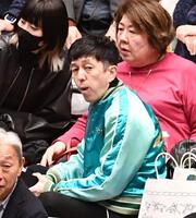 観戦に訪れた２丁拳銃の小堀＝両国国技館（撮影・園田高夫）