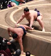 豊昇龍（下）を寄り切り大金星を挙げた義ノ富士＝両国国技館（撮影・園田高夫）