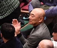 観戦する高橋克実（撮影・園田高夫）