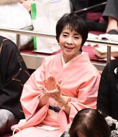 　大相撲観戦する由美かおる＝両国国技館（撮影・園田高夫）