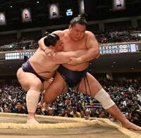 義ノ富士（左）に寄り切られる豊昇龍（撮影・持木克友）