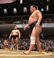 義ノ富士（左）に寄り切りで敗れた豊昇龍（撮影・持木克友）