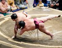 　高安がかいなひねりで大栄翔を破る＝両国国技館