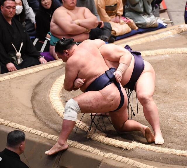 結びで波乱、座布団舞う豊昇龍金星配給