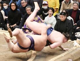 　義ノ富士（左）を首投げで下した安青錦（撮影・佐藤厚）