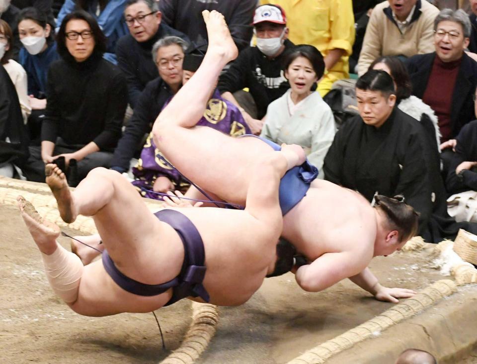 　義ノ富士（左）を首投げで下した安青錦（撮影・佐藤厚）