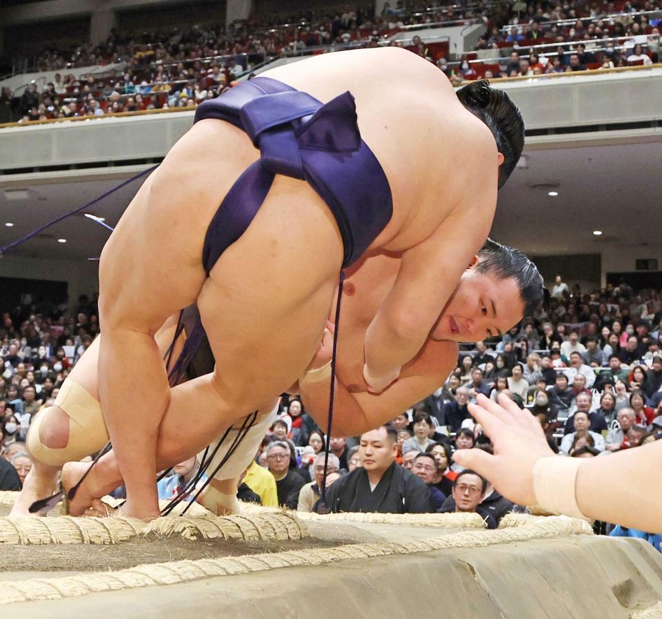 　寄り倒しで羽出山を破る朝乃山（撮影・内山田正夫）