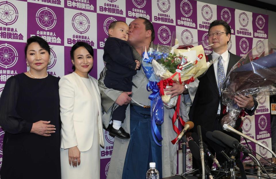 花束を届けた愛息・照務甚くんにキスする照ノ富士。（左から）母・オヨンエルデネさん、ツェグメド・ドルジハンド夫人。右は伊勢ケ浜親方＝２０２５年１月