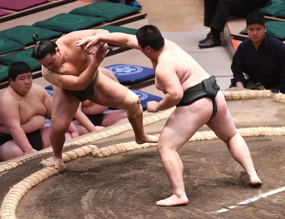 千代琉聖（左）を破った旭轟星（撮影・園田高夫）