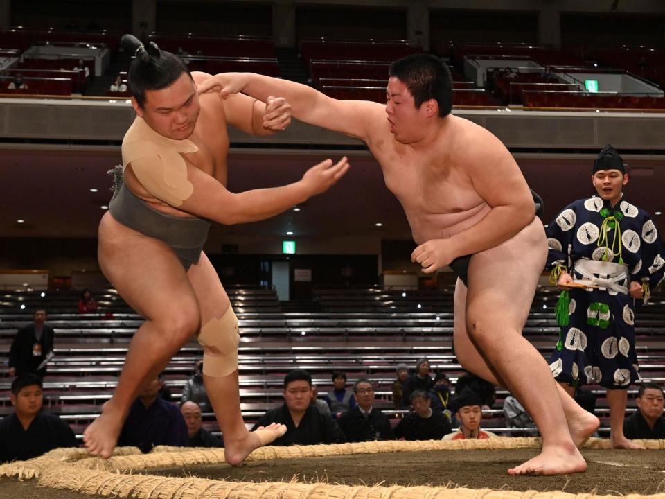 千代琉聖（左）を破った旭轟星（撮影・持木克友）