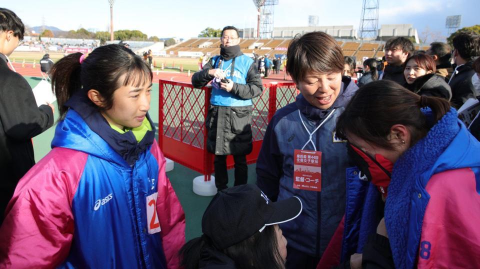 ９区を走った永長里緒（右）を労う田中希実＝１１日