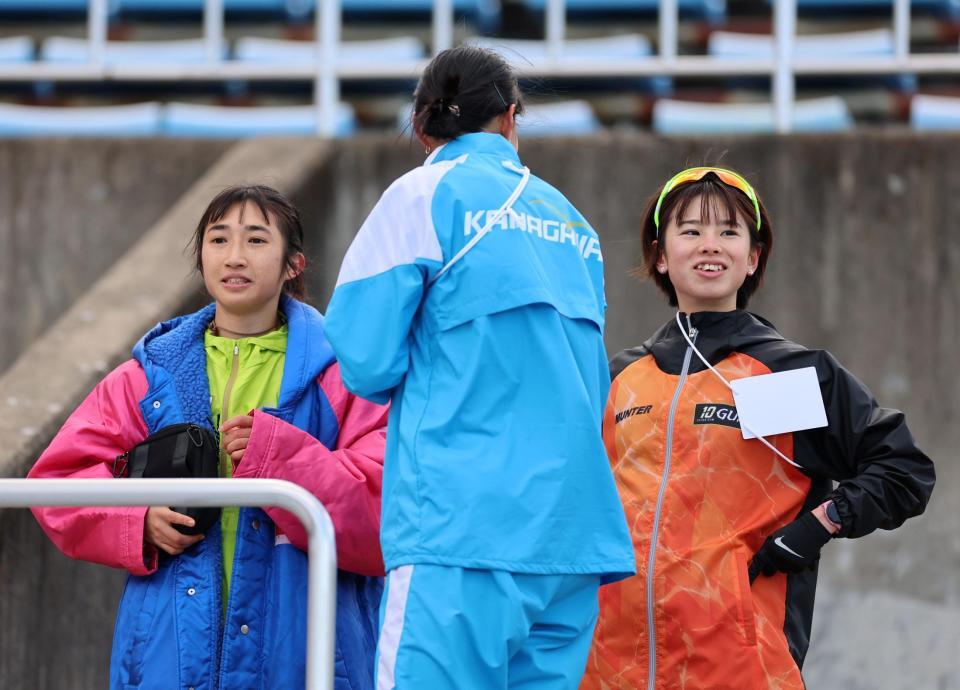 スタンドで談笑する田中希美（左）と不破聖衣来＝１１日