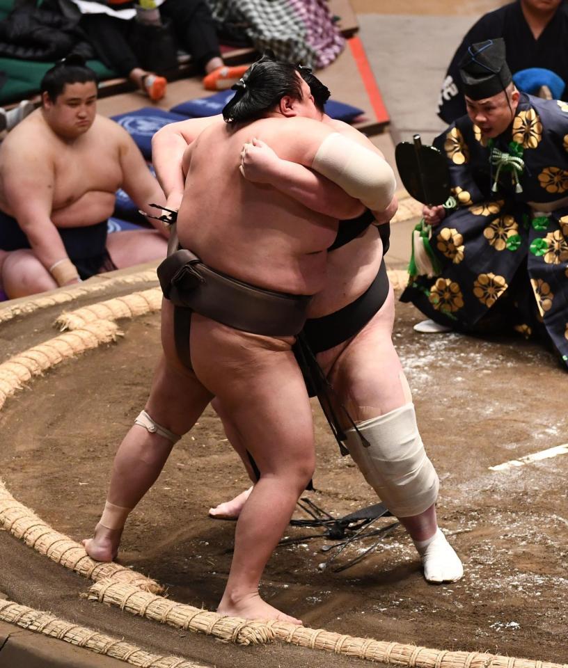 英乃海（左）を寄り切りで下した剣翔（撮影・園田高夫）