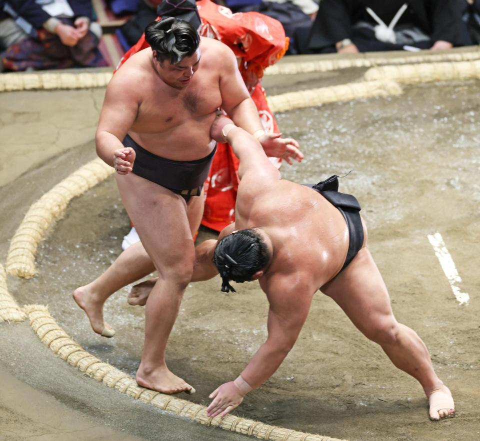 霧島（左）が突き落としで伯乃富士を下す