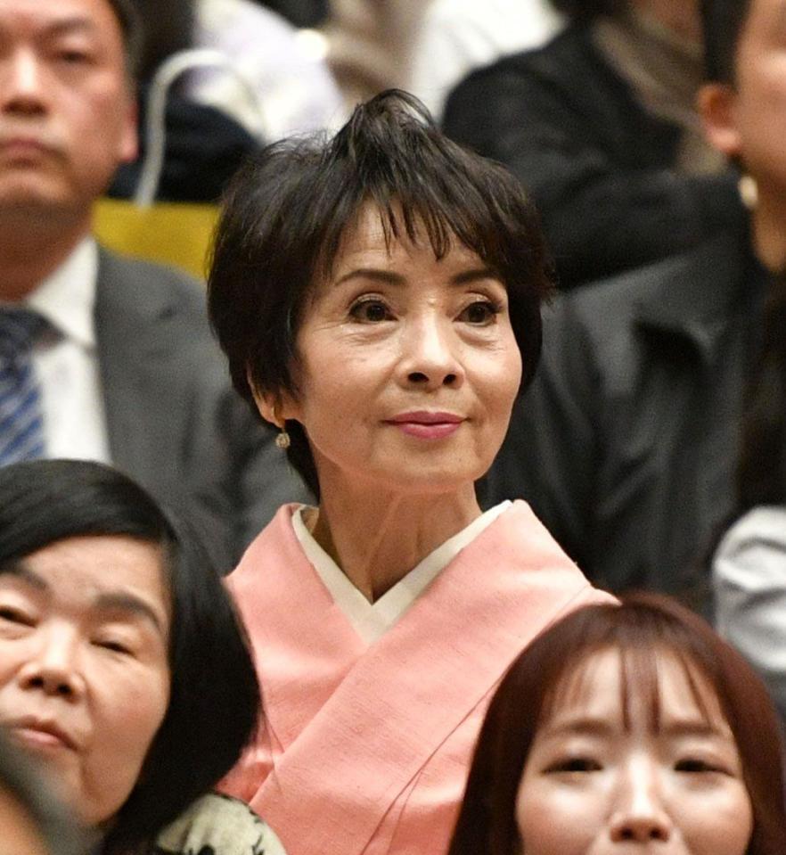 　大相撲観戦する由美かおる（撮影・持木克友）