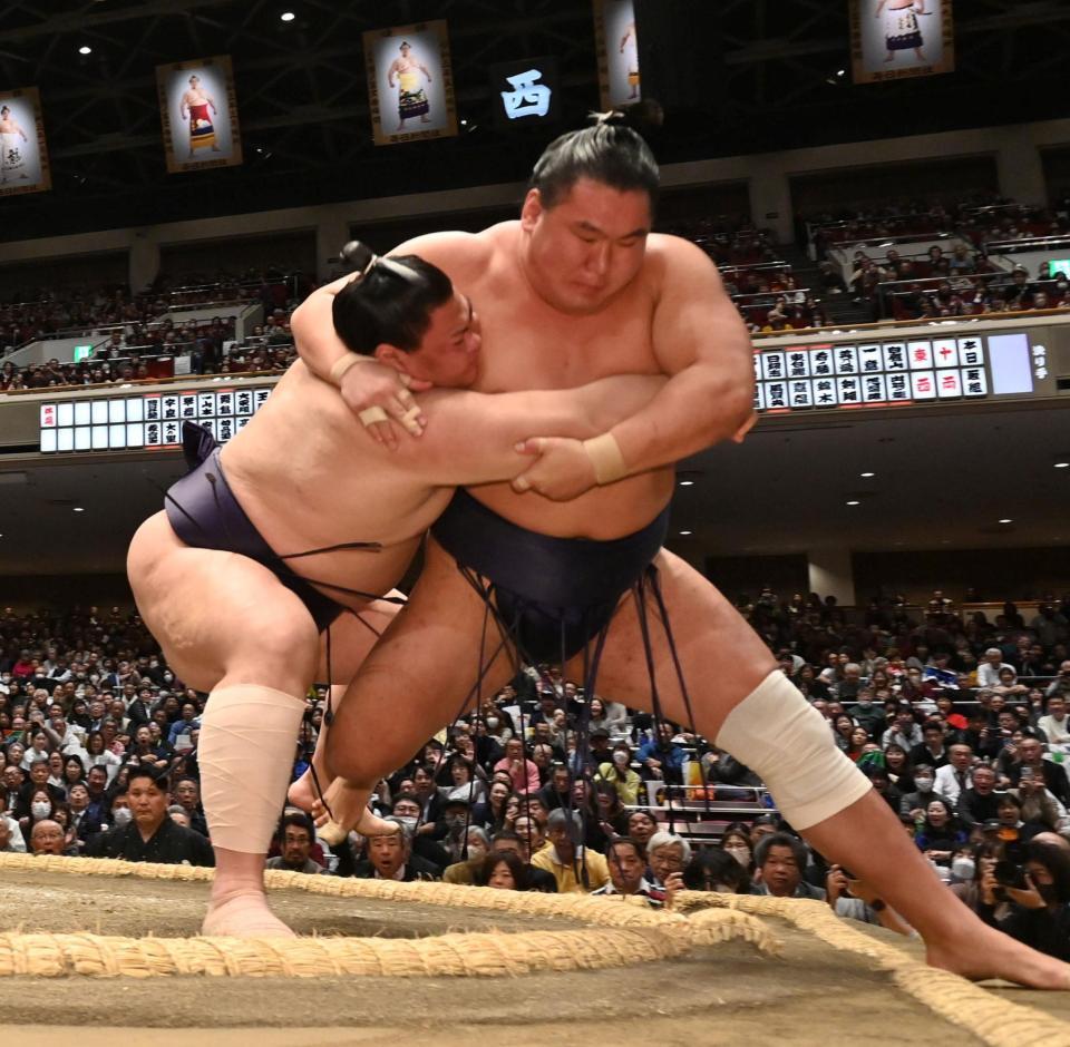 義ノ富士（左）に寄り切られる豊昇龍（撮影・持木克友）
