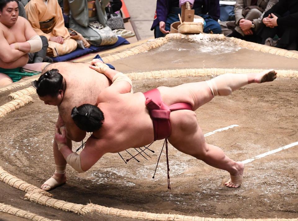 腕捻りで大栄翔を投げ飛ばす高安（左）＝両国国技館（撮影・園田高夫）