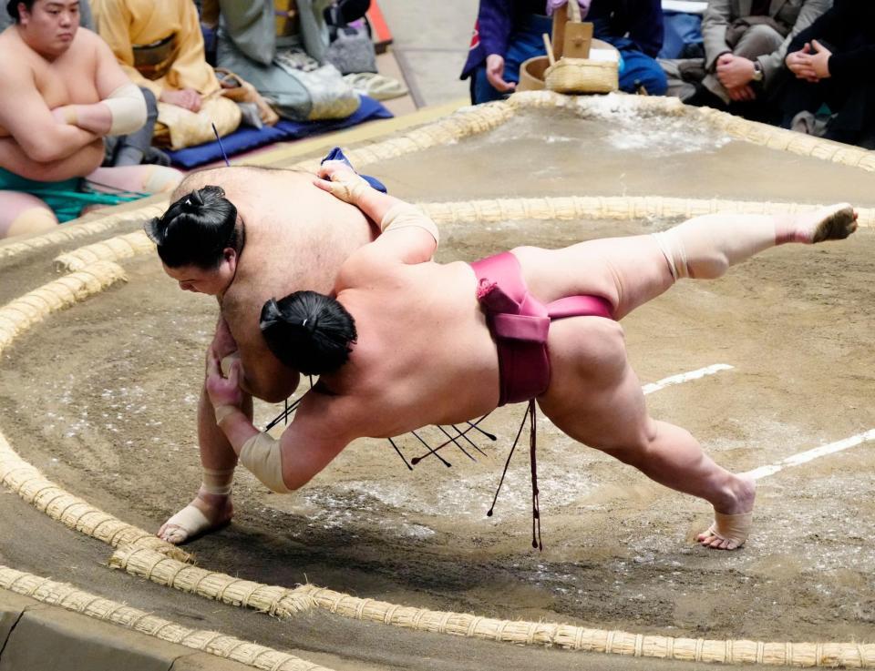 　高安がかいなひねりで大栄翔を破る＝両国国技館