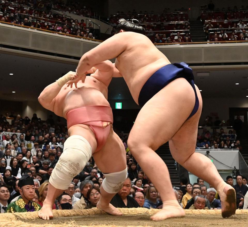 宇良（左）を押し倒しで下す大の里（撮影・持木克友）