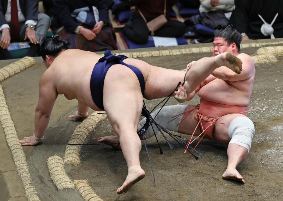 同体で取り直しとなった大の里（左）と宇良の一番