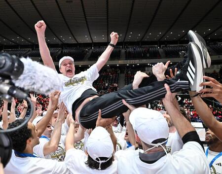 優勝し、胴上げされるＡ東京のアドマイティス監督