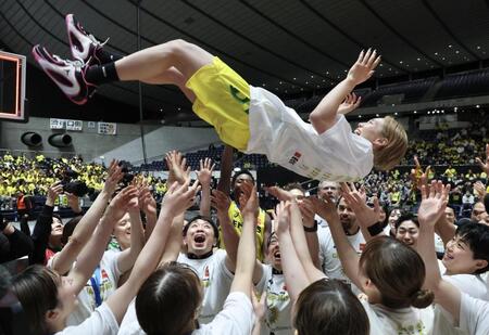 優勝し、チームメイトから胴上げをされるＥＮＥＯＳの宮崎早織