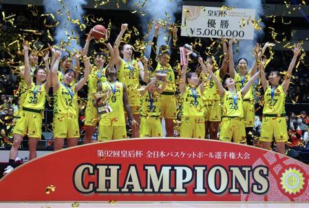 優勝を果たし、喜ぶＥＮＥＯＳの選手たち