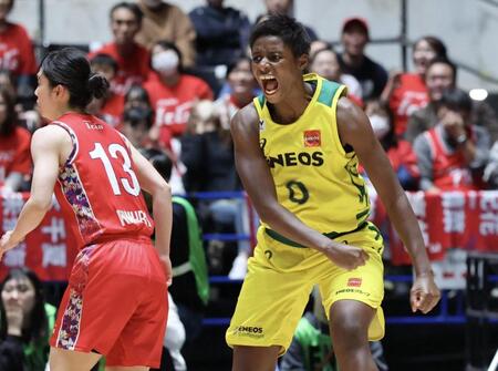 第４クオーター、３点シュートを決めて雄叫びをあげるＥＮＥＯＳの馬瓜エブリン（右）