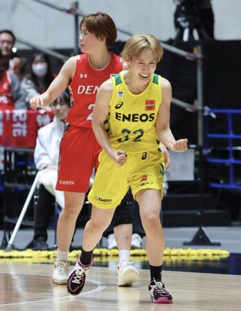 第４クオーター、３点シュートを決めてガッツポーズするＥＮＥＯＳの宮崎早織。後方はデンソーの笠置晴菜