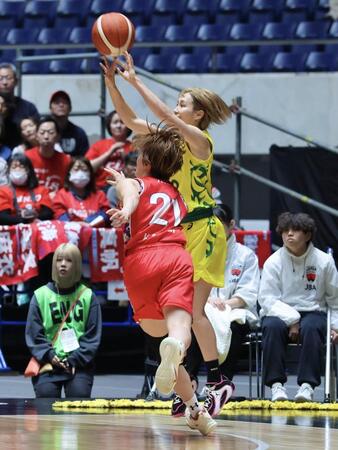 第４クオーター、３点シュートを決めるＥＮＥＯＳの宮崎早織。手前はデンソーの笠置晴菜