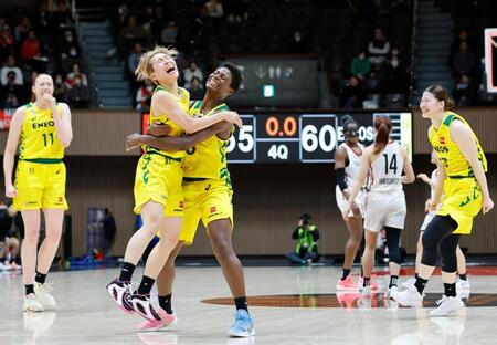 トヨタ自動車に競り勝ち決勝進出を決め、抱き合い喜ぶＥＮＥＯＳの宮崎（左から２人目）と馬瓜