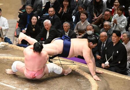 宇良（左）と大の里の一番、物言いがつき同体取り直しとなる