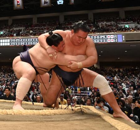 義ノ富士（左）に寄り切られる豊昇龍（撮影・持木克友）