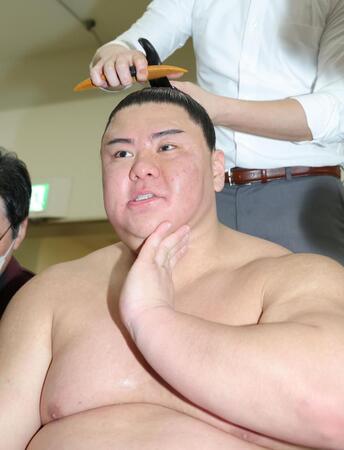 豊昇龍を破って金星をあげた義ノ富士